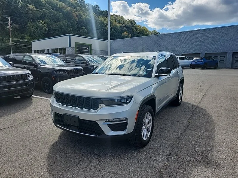 Used 2022 Silver Jeep Limited image 3