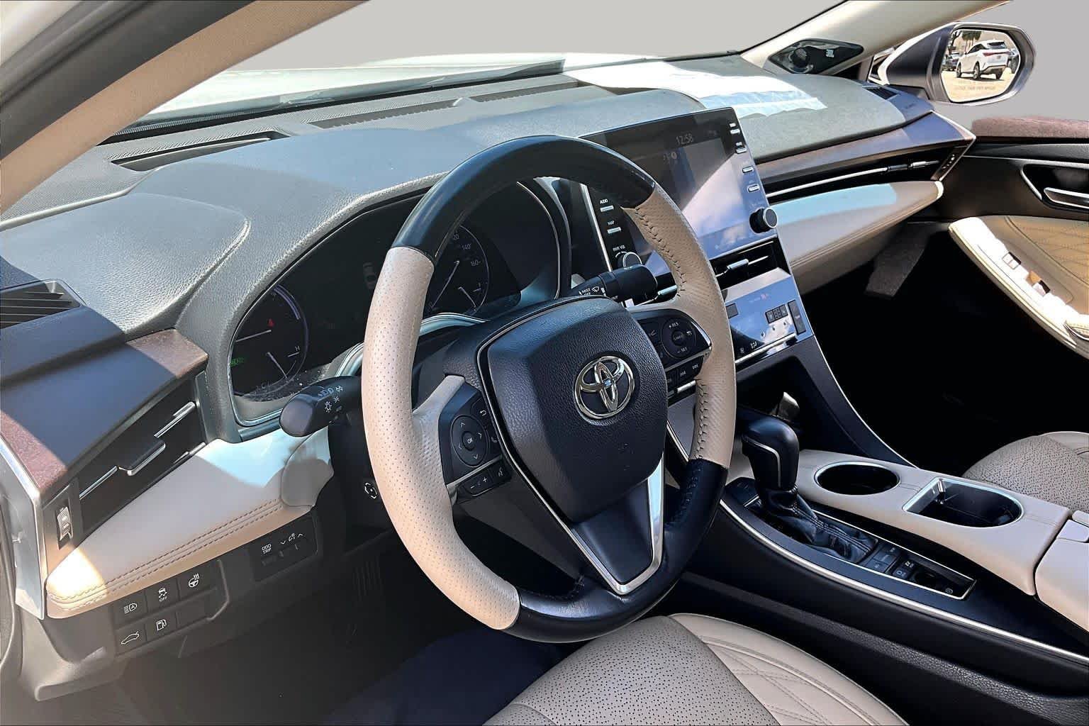 Used 2019 Wind Chill Pearl Toyota Hybrid Limited image 18