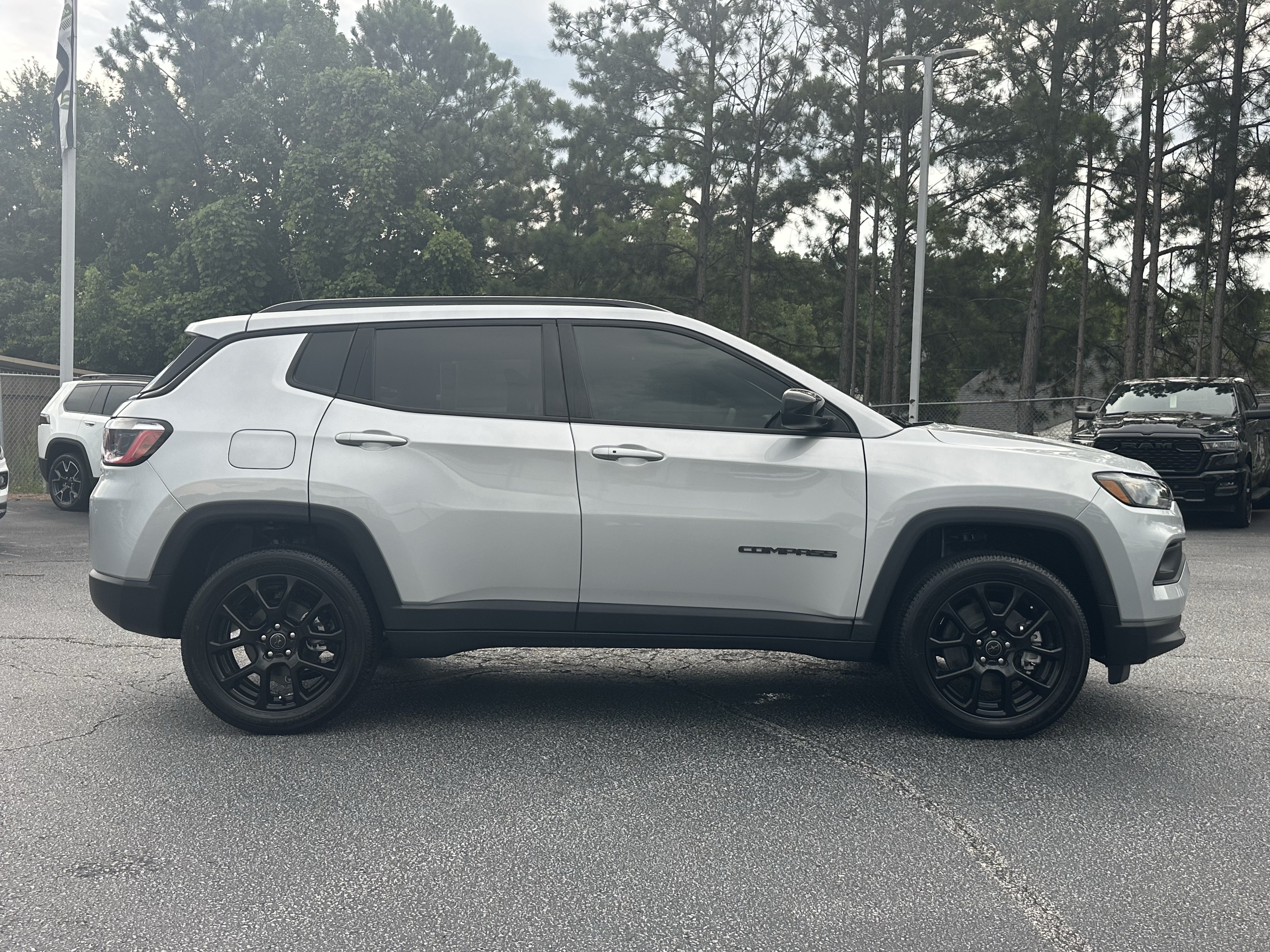 New 2026 Silver Zynith Metallic Clearcoat Jeep Latitude Altitude image 9