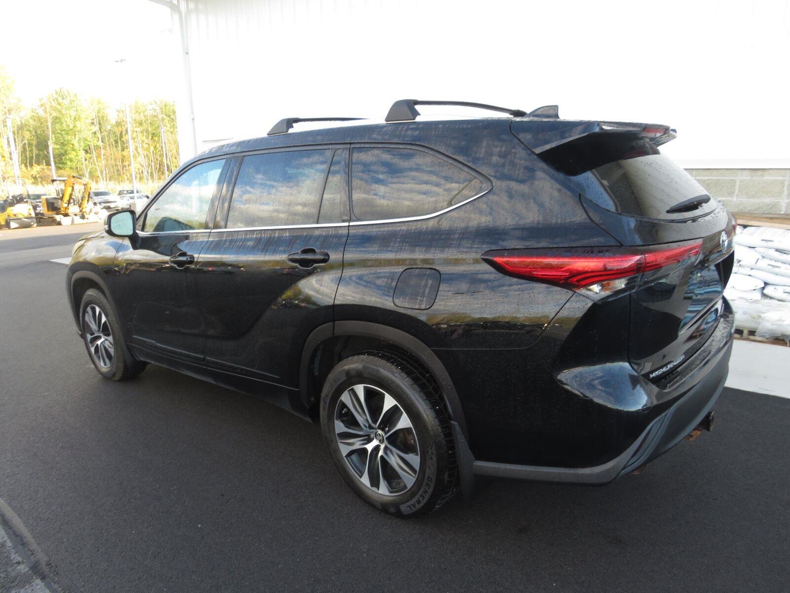 Used 2020 Midnight Black Metallic Toyota XLE image 15