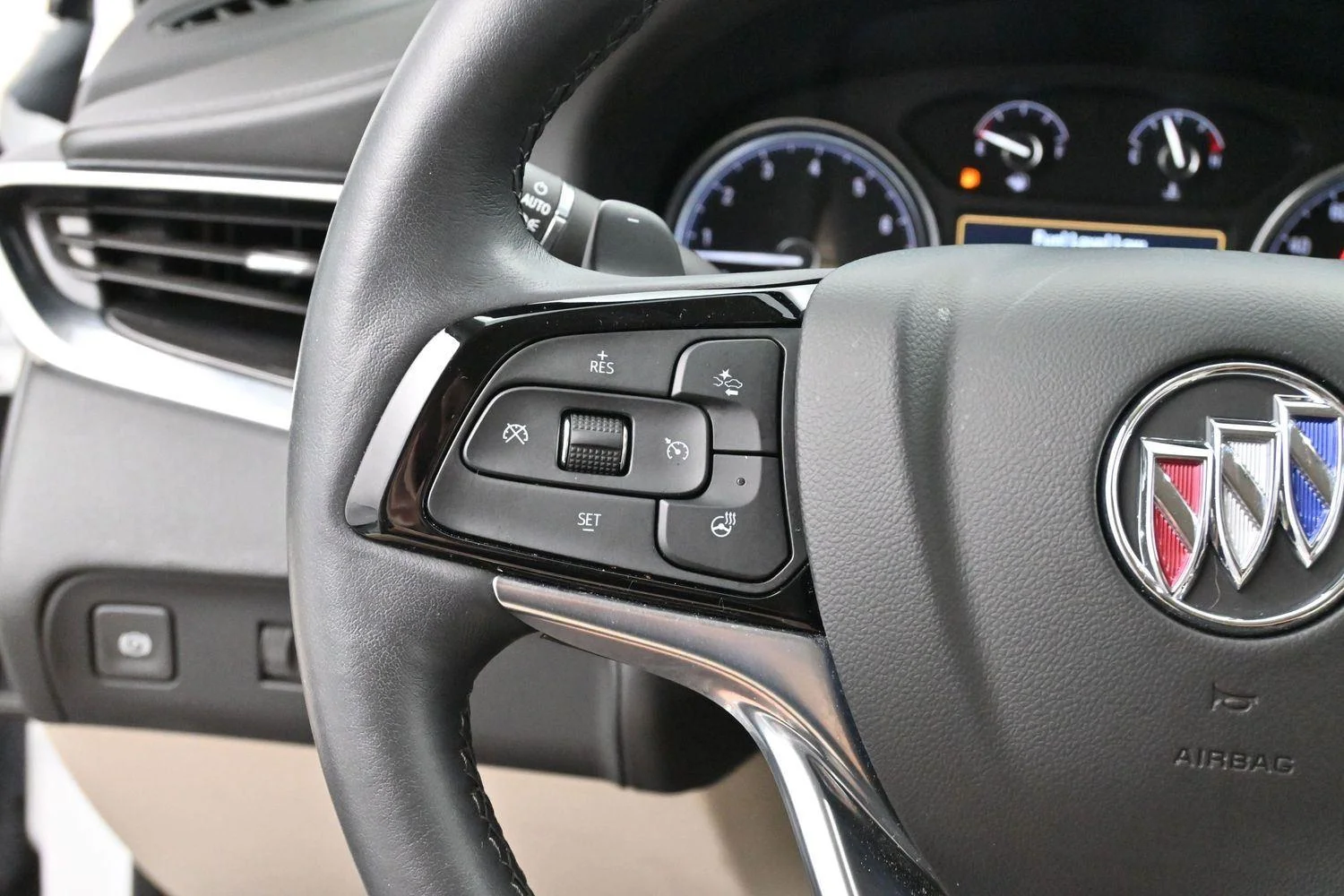 Used 2023 Summit White Buick Essence image 17