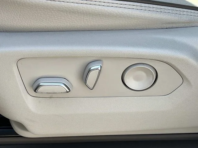 Used 2022 White GMC Denali image 34
