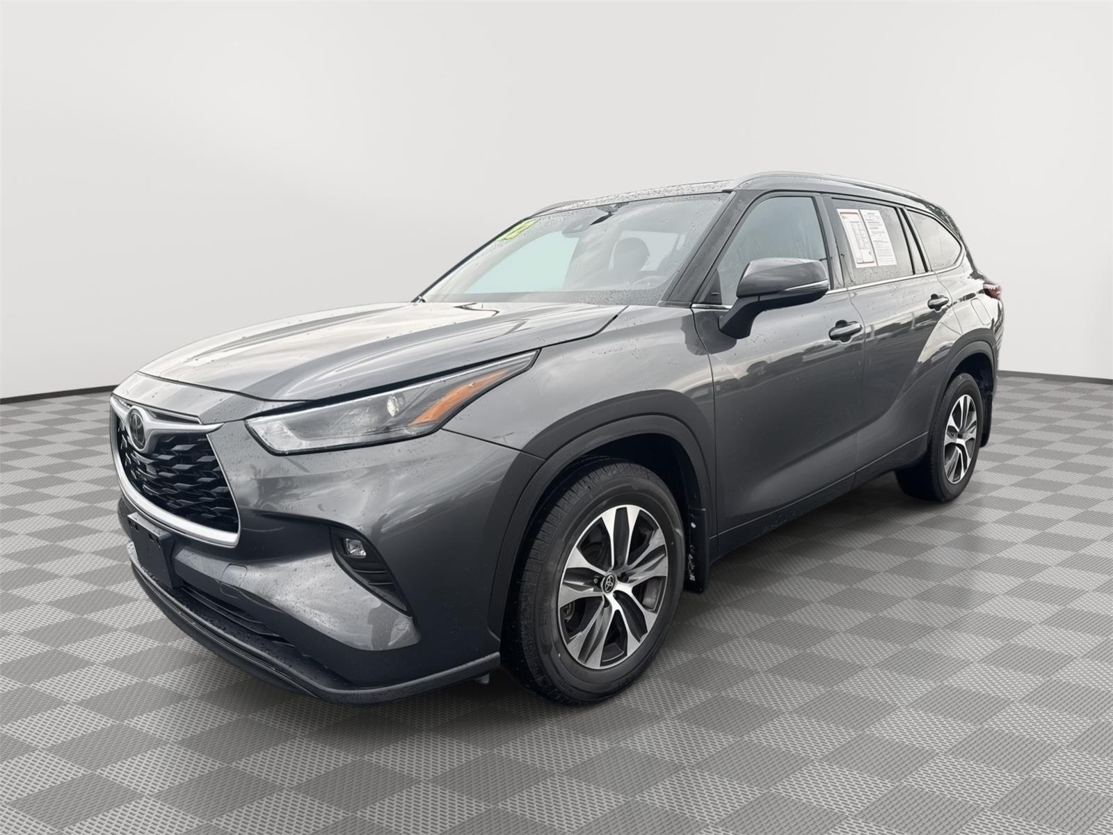 Used 2022 Toyota Highlander XLE with VIN 5TDHZRBH8NS574382 for sale in Kansas City