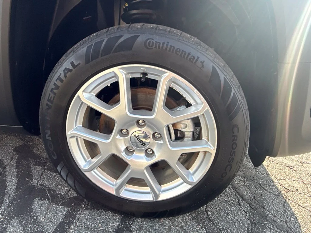 Used 2022 Black Jeep Latitude image 14