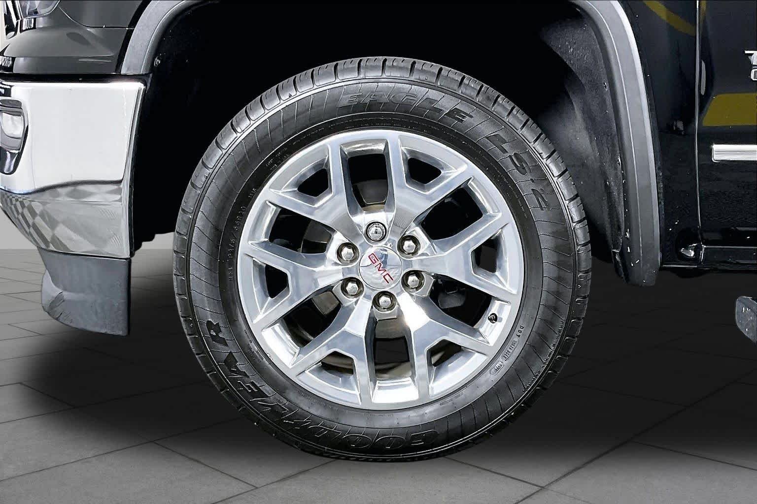 Used 2018 Onyx Black GMC SLT image 9