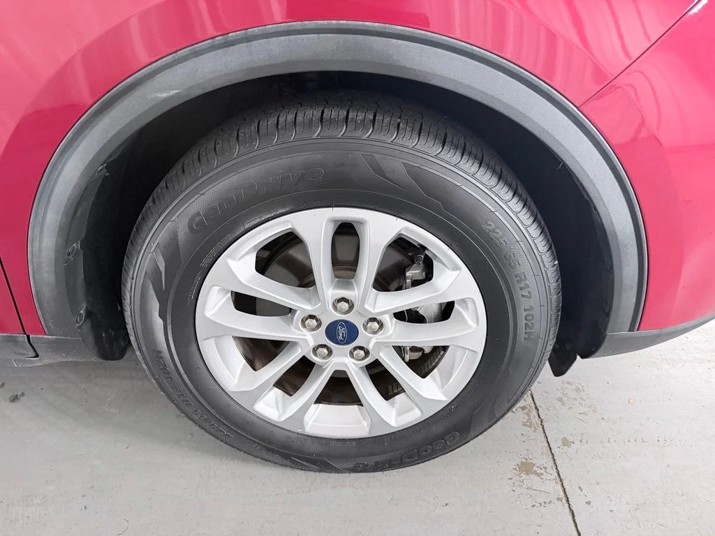 Used 2020 Red Ford SE image 4