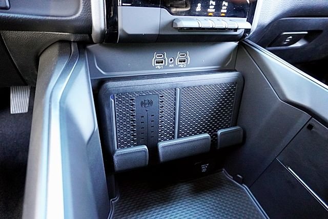 New 2026 Bright White Clear-Coat Exterior Paint RAM Big Horn Night Edition image 36