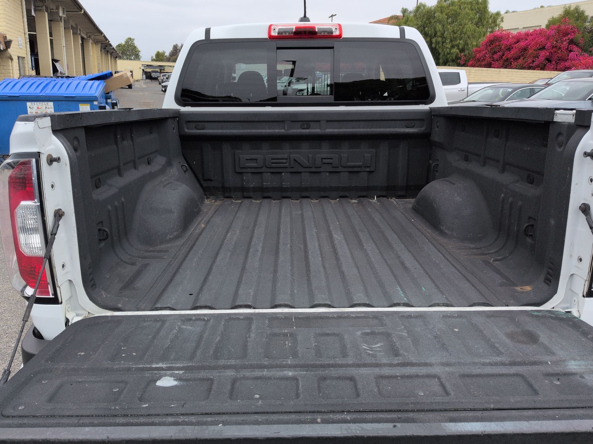 Used 2018 SUMMIT WHITE GMC 2WD Denali image 28