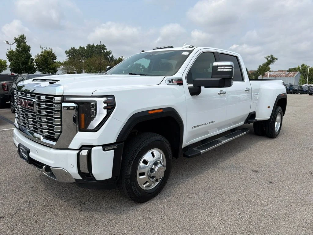 Used 2025 White GMC Denali image 1