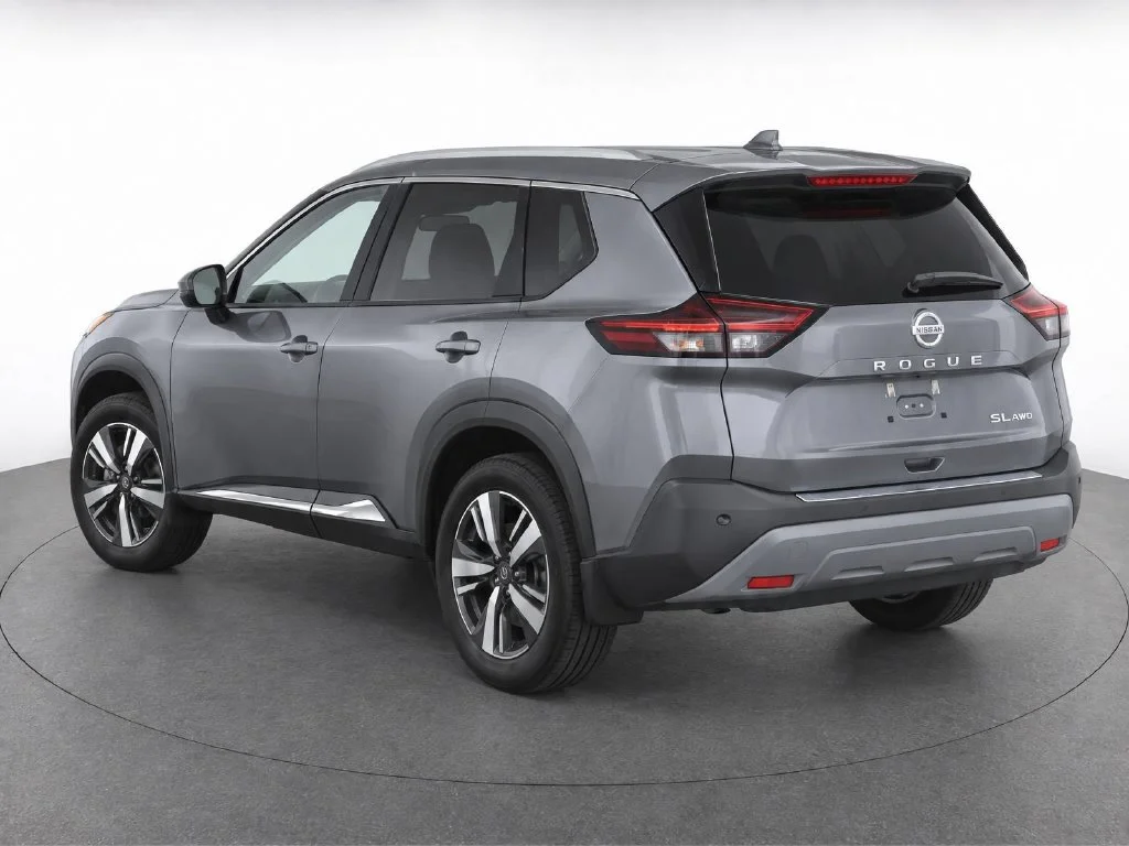 Used 2021 Gray Nissan SL image 4