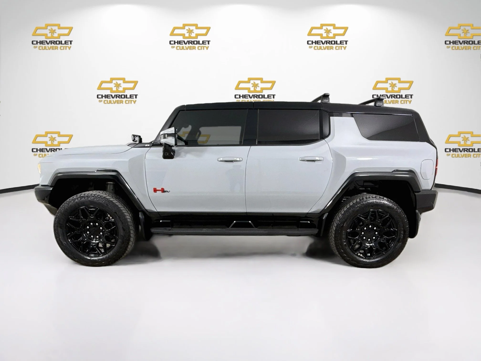 Used 2024 Meteorite Metallic (Grey) GMC 2X image 5