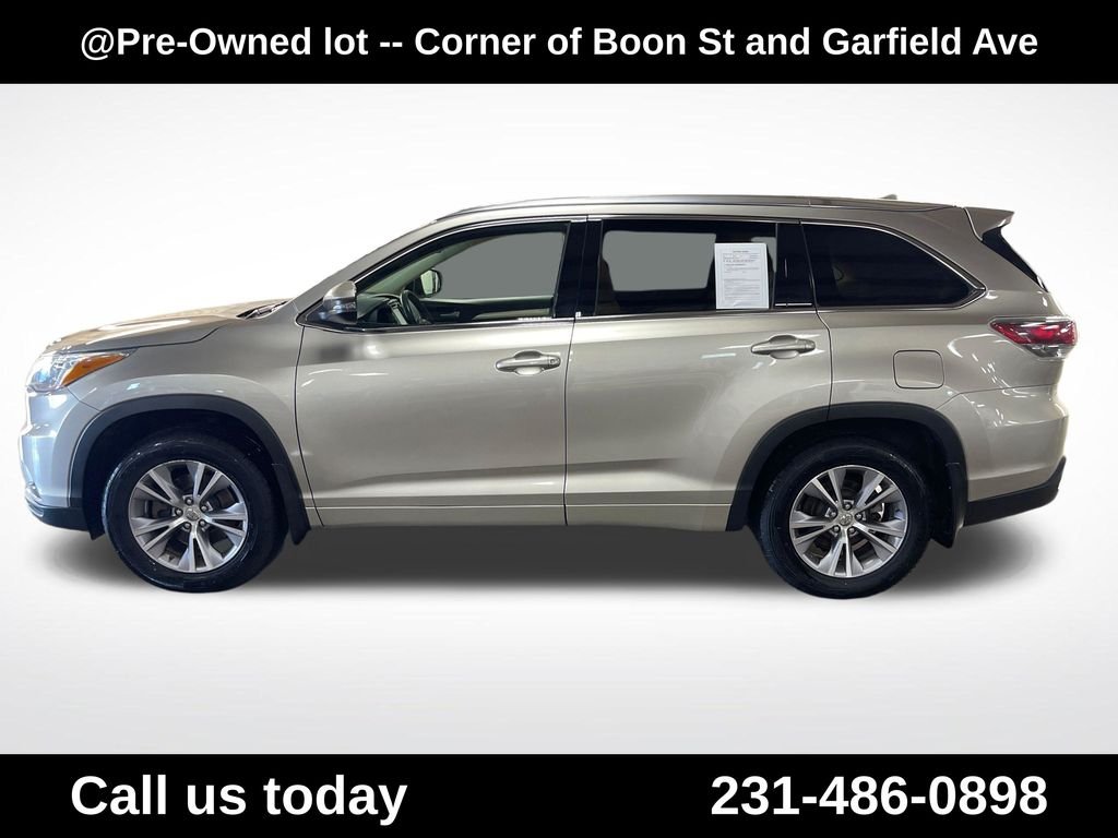 Used 2015  Toyota XLE V6 image 2