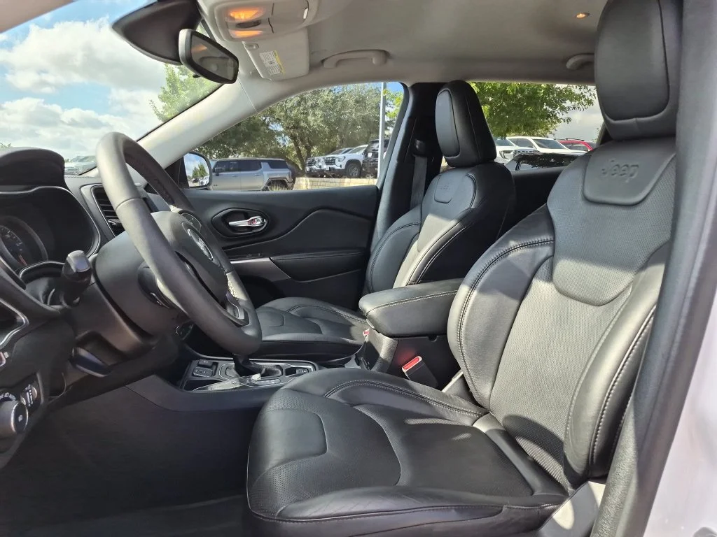 Used 2021 White Jeep Latitude Lux image 18