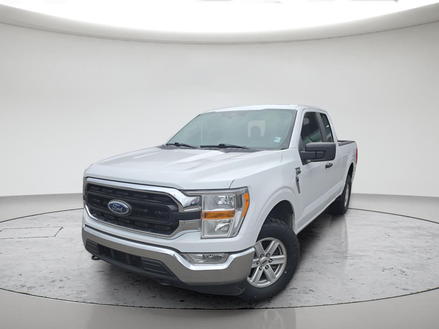 Used 2022 Oxford White Ford XLT image 1
