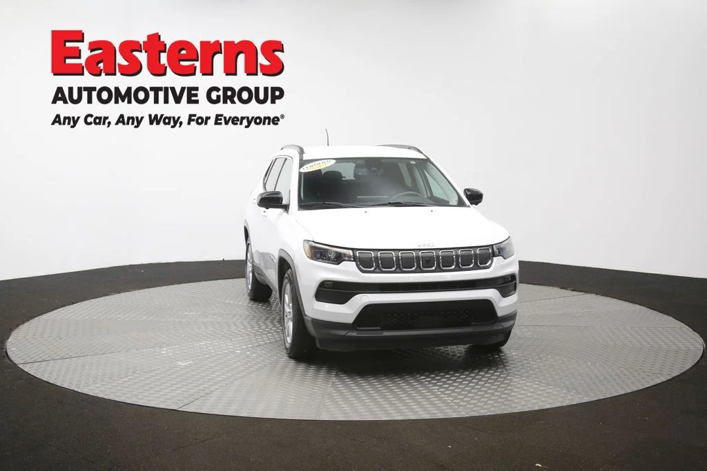 Used 2022 White Jeep Latitude image 51