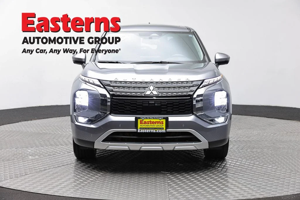 Used 2023 Silver Mitsubishi SE image 2