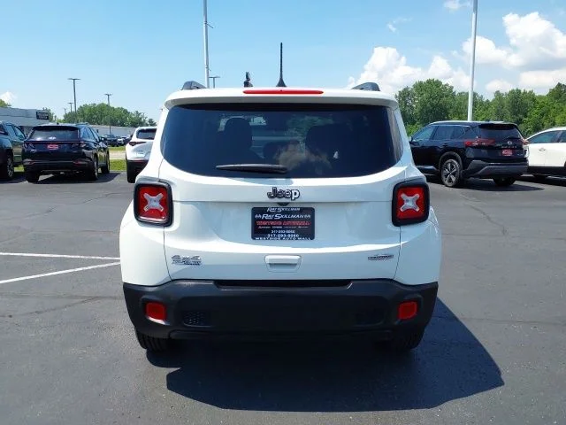 Used 2022 White Jeep Latitude image 4