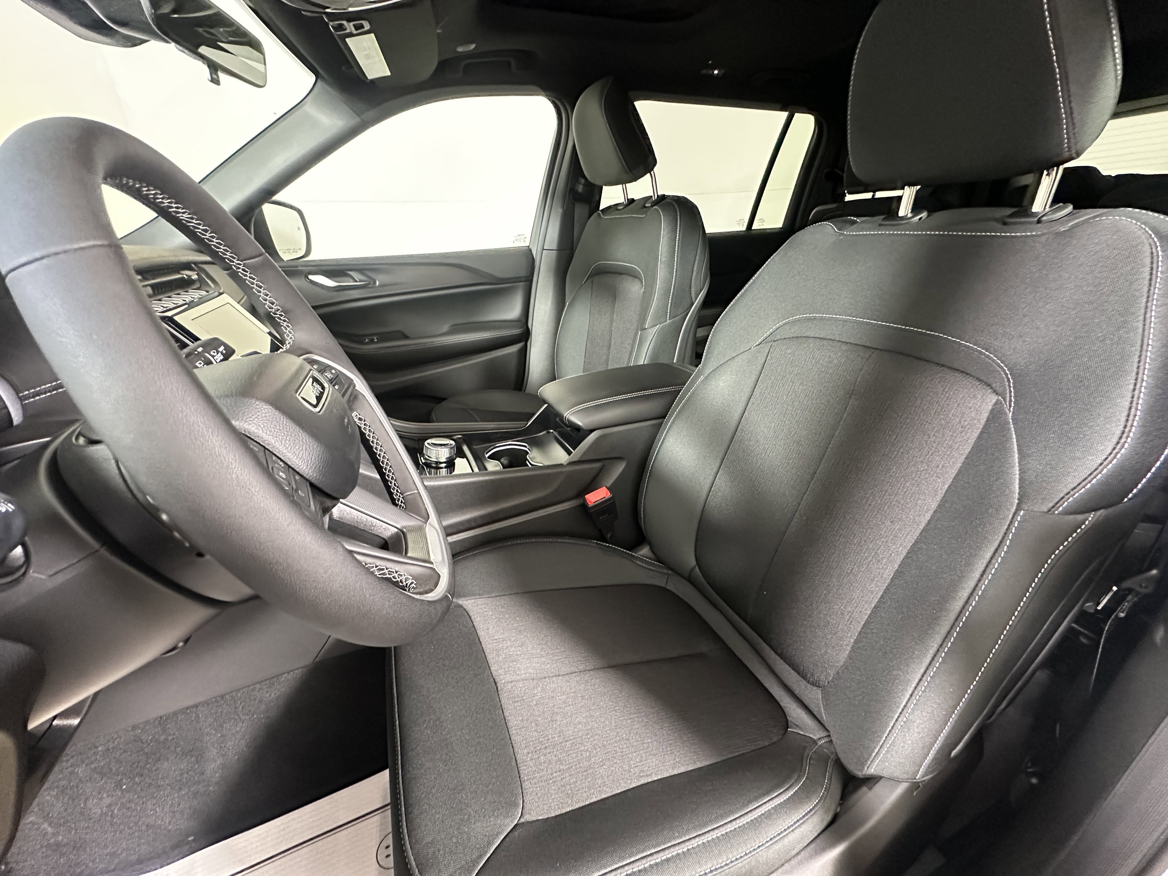 New 2026 Bright White Clear-Coat Exterior Paint Jeep Laredo X image 9