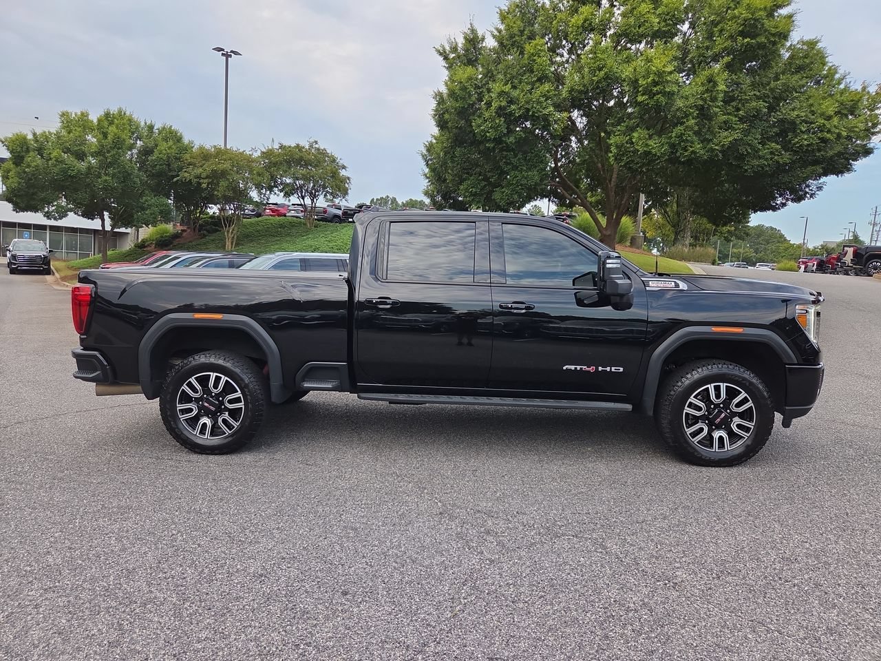Used 2022 ONYX BLACK GMC AT4 image 9