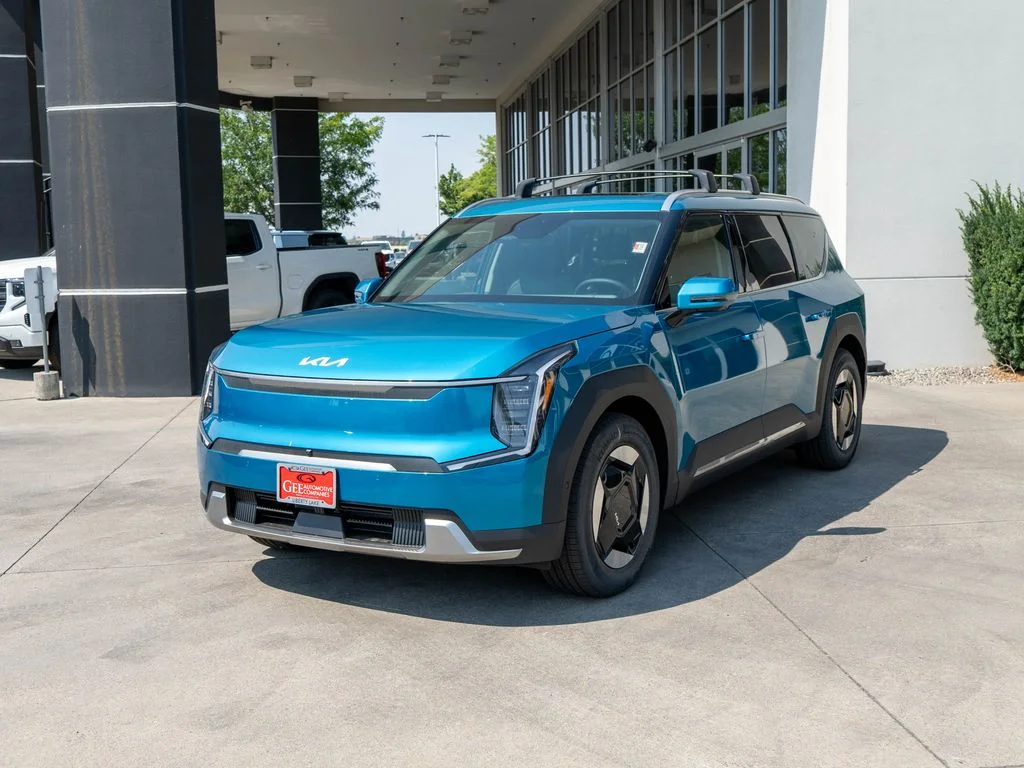 New 2026 Ocean Blue Kia Wind AWD image 3