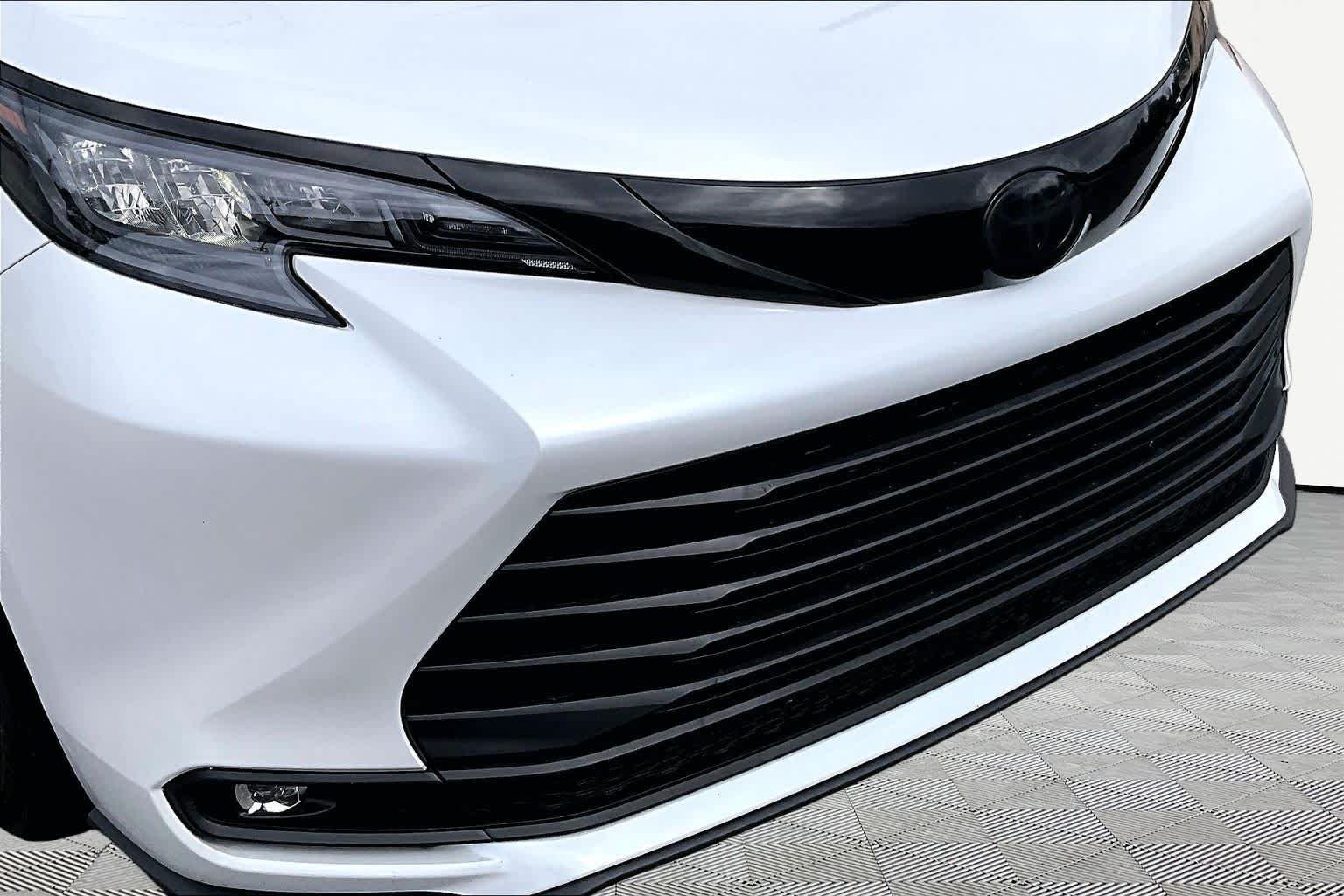 Used 2025 Wind Chill Pearl Toyota XLE image 30