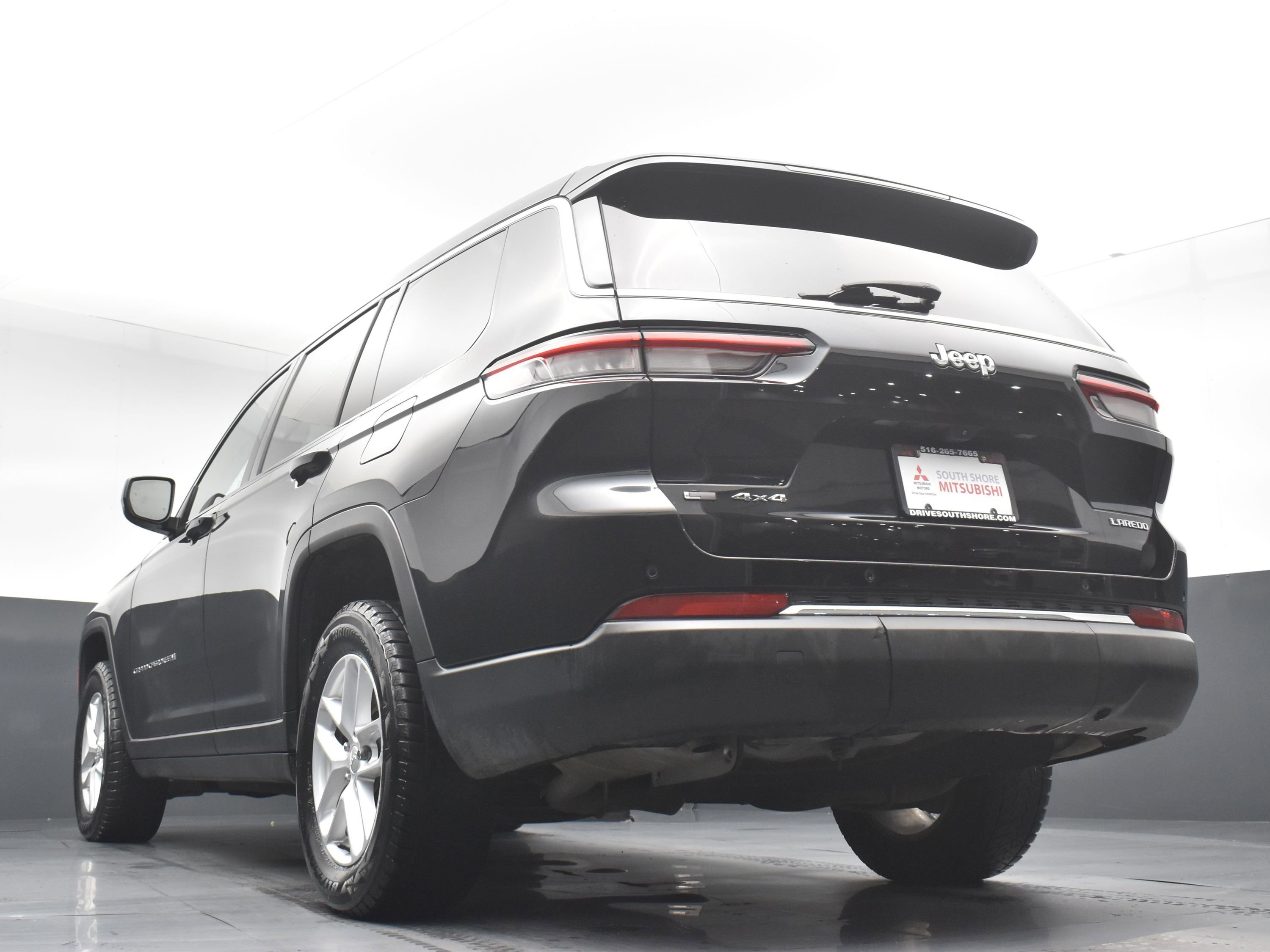 Used 2022 Diamond Black Crystal Pearlcoat Jeep Laredo image 26