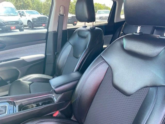 Used 2022 Granite Crystal Clearcoat Metallic Jeep Latitude image 13