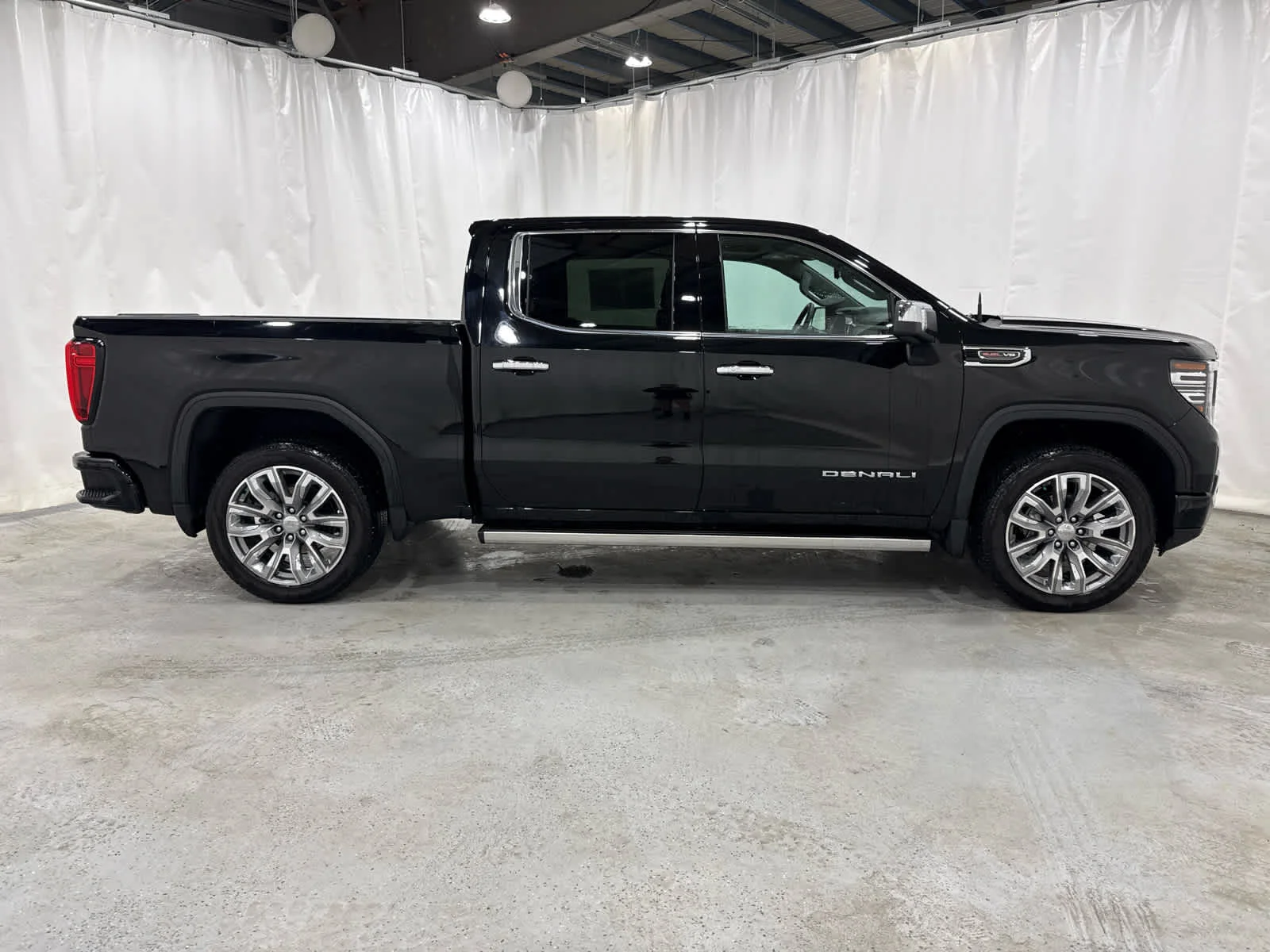 Used 2025 Onyx Black GMC Denali image 6