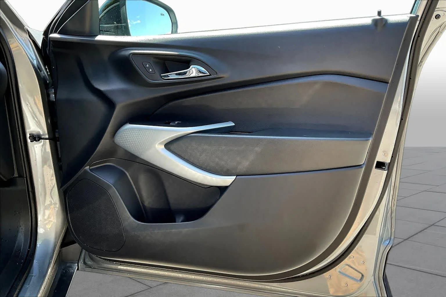 Used 2025 Sterling Gray Metallic Chevrolet 1RS image 22
