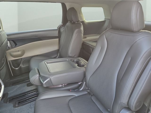 New 2027 White Kia LXS image 22