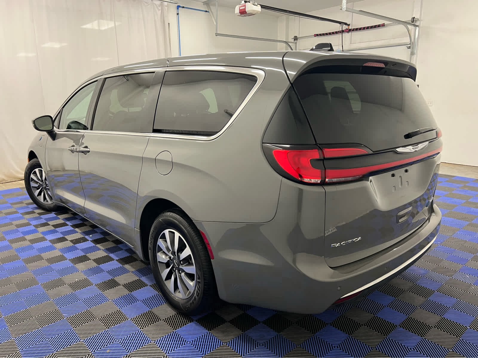 Used 2023 Ceramic Gray Clearcoat Chrysler Hybrid Touring L image 8
