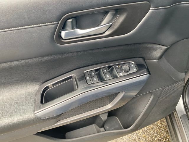 Used 2022 Gray Nissan SL image 11