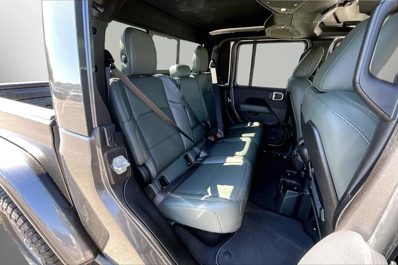 New 2026 Granite Crystal Metallic Clearcoat Jeep Mojave X image 18