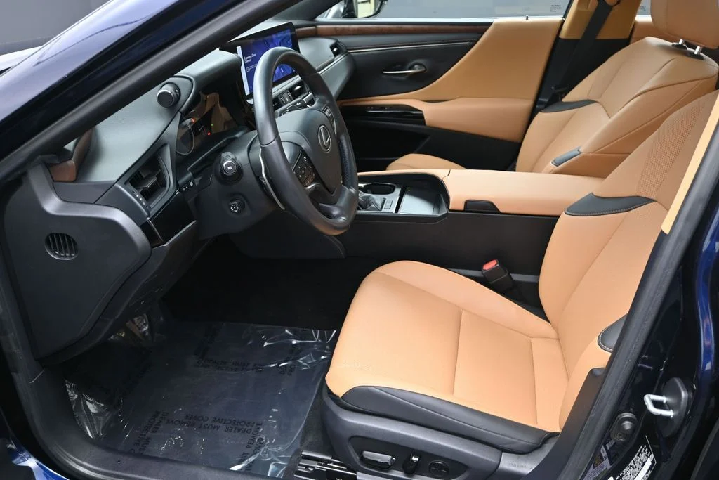 Used 2023  Lexus 350 image 16