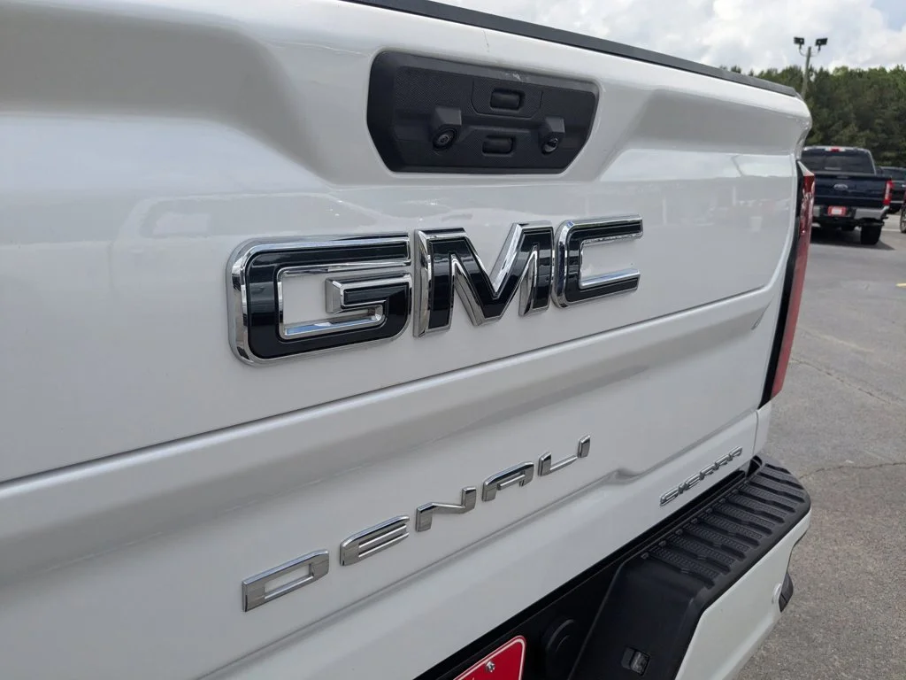 Used 2024 White Frost Tricoat GMC Denali Ultimate image 31