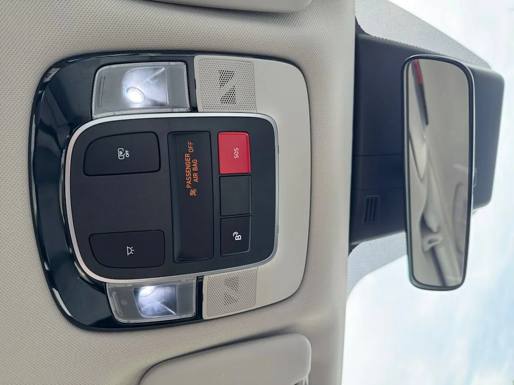 Used 2025 White Hyundai SE image 22