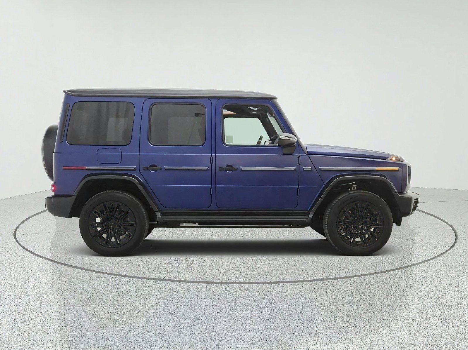 New 2027 MANUFAKTUR Exclusive Brilliant Blue Magno Mercedes-Benz G 580e SUV image 25