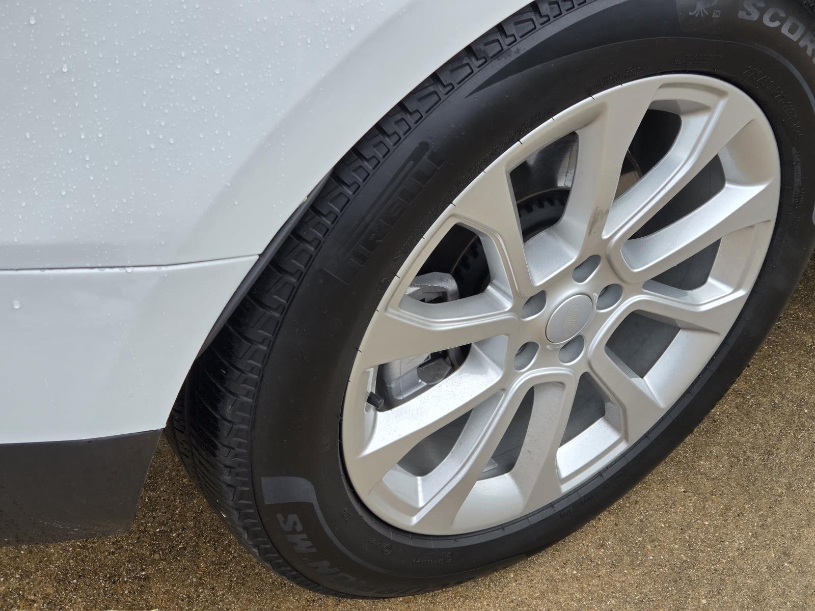 Used 2025 Fuji White Land Rover SE image 9