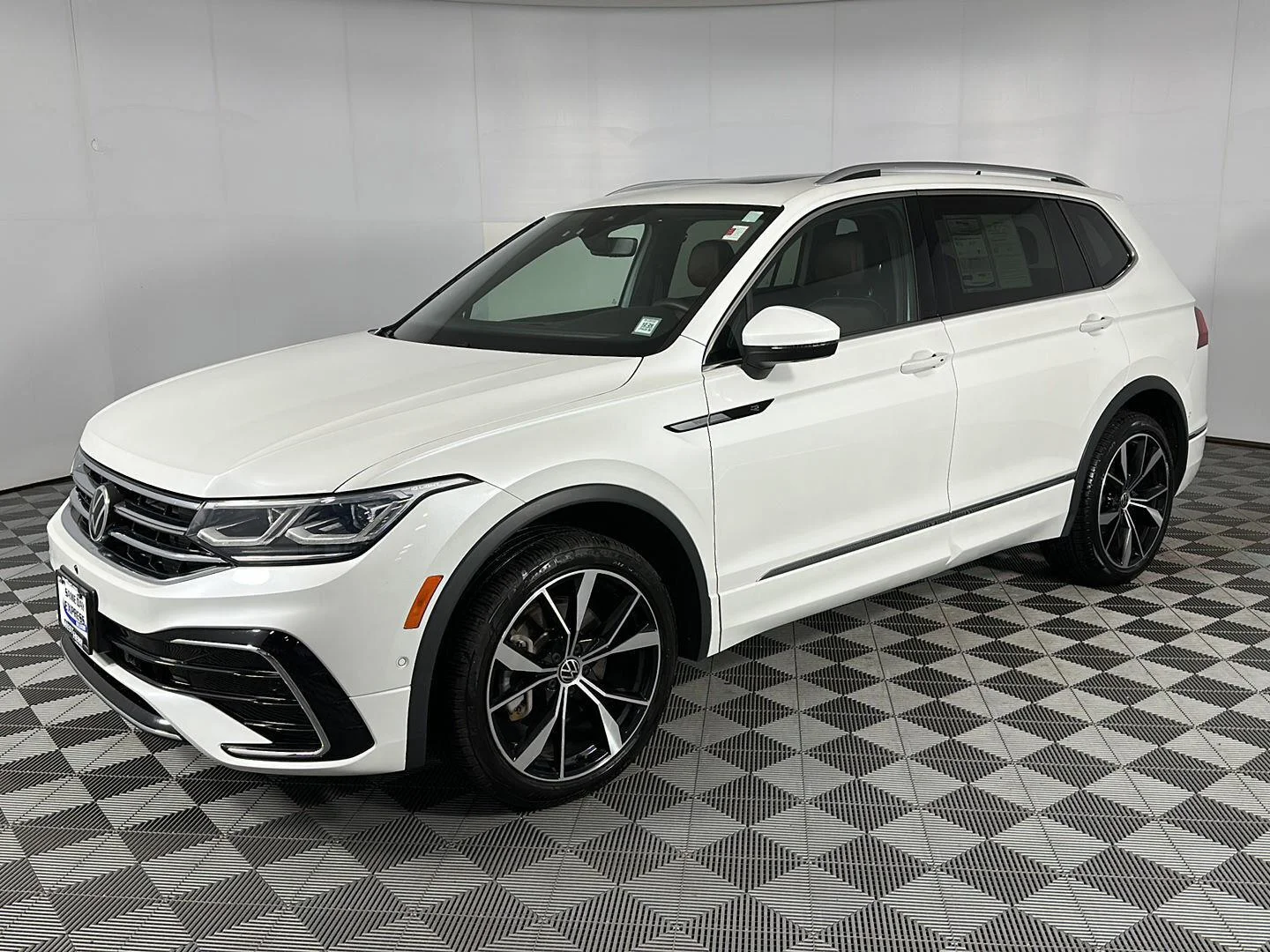 Used 2022 Oryx White Pearl Volkswagen SEL R-Line image 4