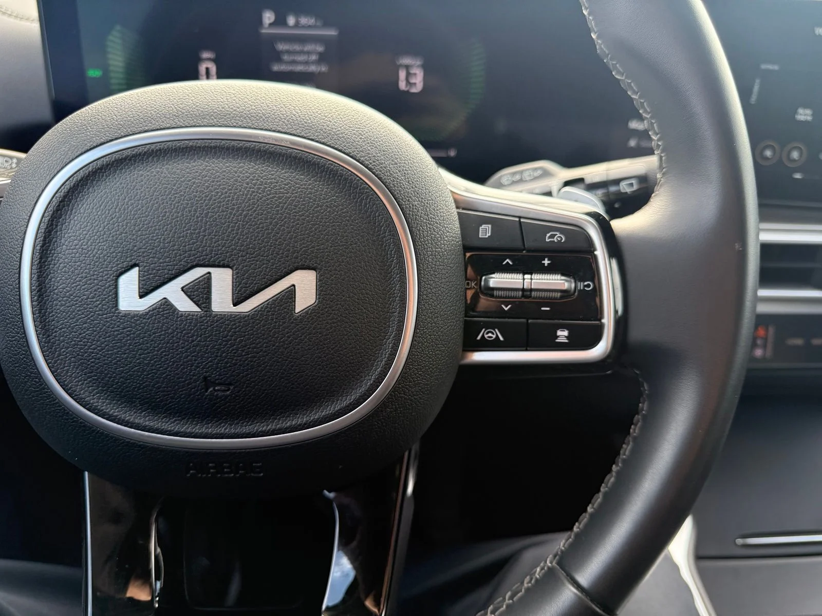 Used 2025 Cityscape Green Kia EX image 18