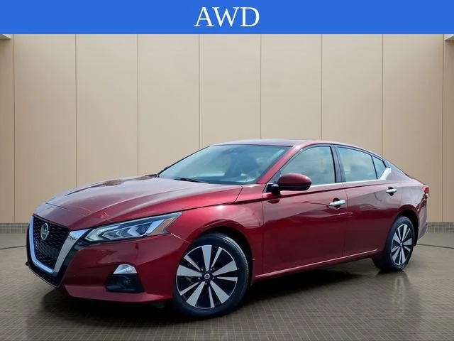Used 2022 Red Nissan 2.5 SL image 2