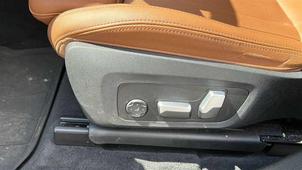Used 2023 Gray BMW xDrive30i image 8