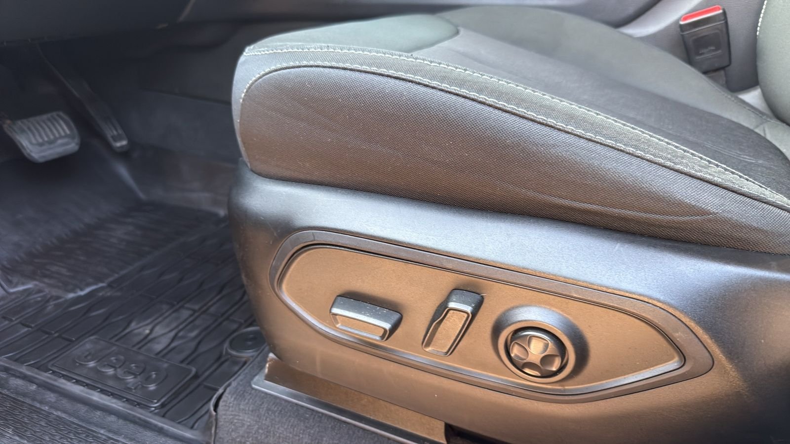 Used 2025 Gray Jeep Laredo X image 10