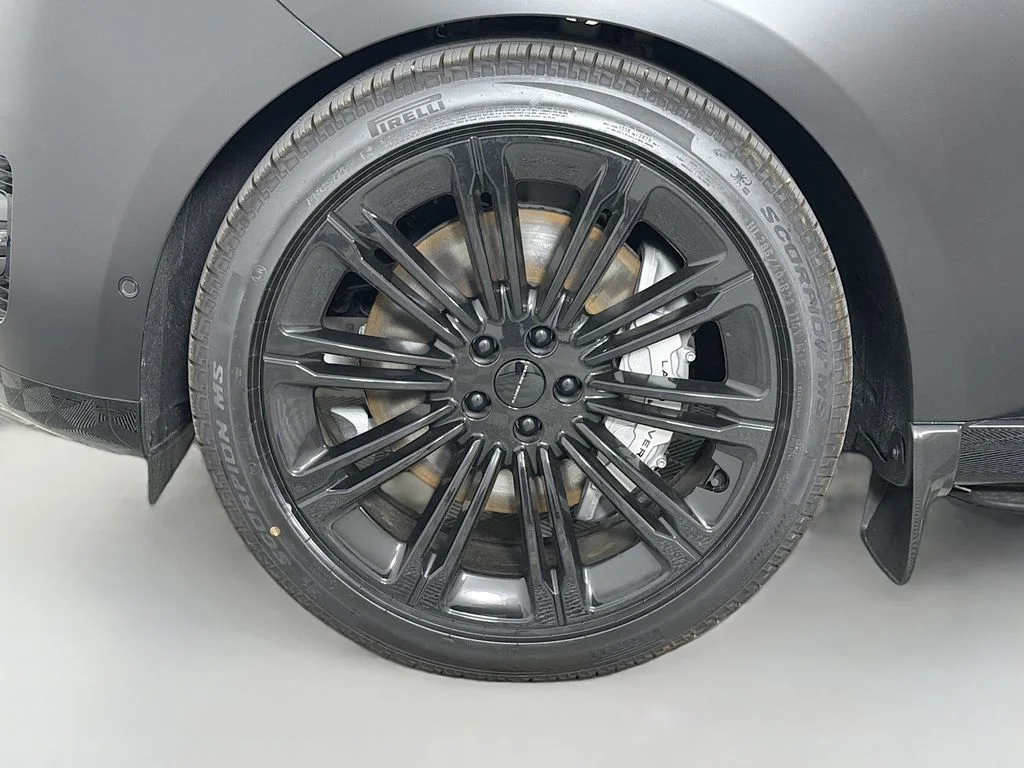 New 2026 Obsidian Black Satin Land Rover SE image 33