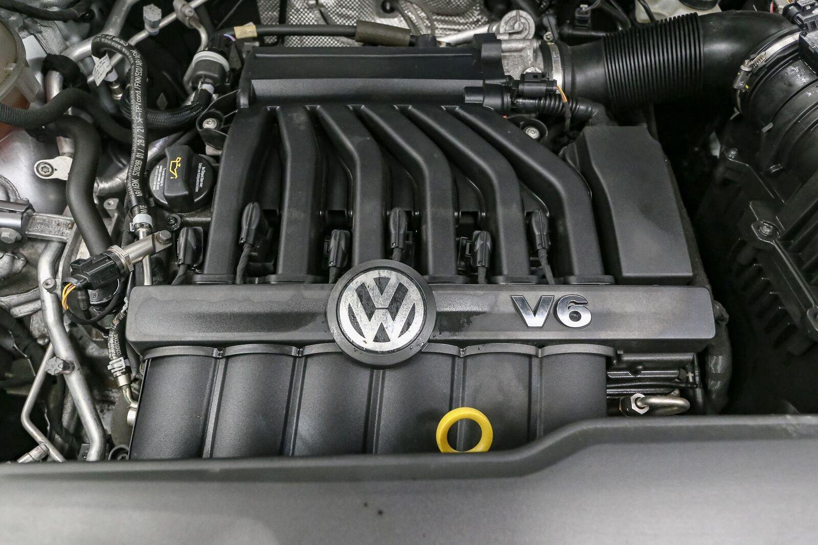 Used 2022 Pyrite Silver Metallic Volkswagen 3.6L V6 SE w/Technology image 18