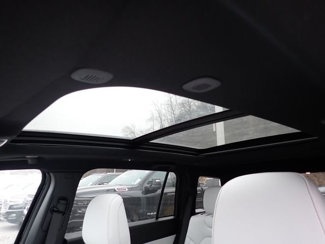 New 2026 Diamond Black Crystal Pearl-Coat Exterior Paint Jeep Limited image 19
