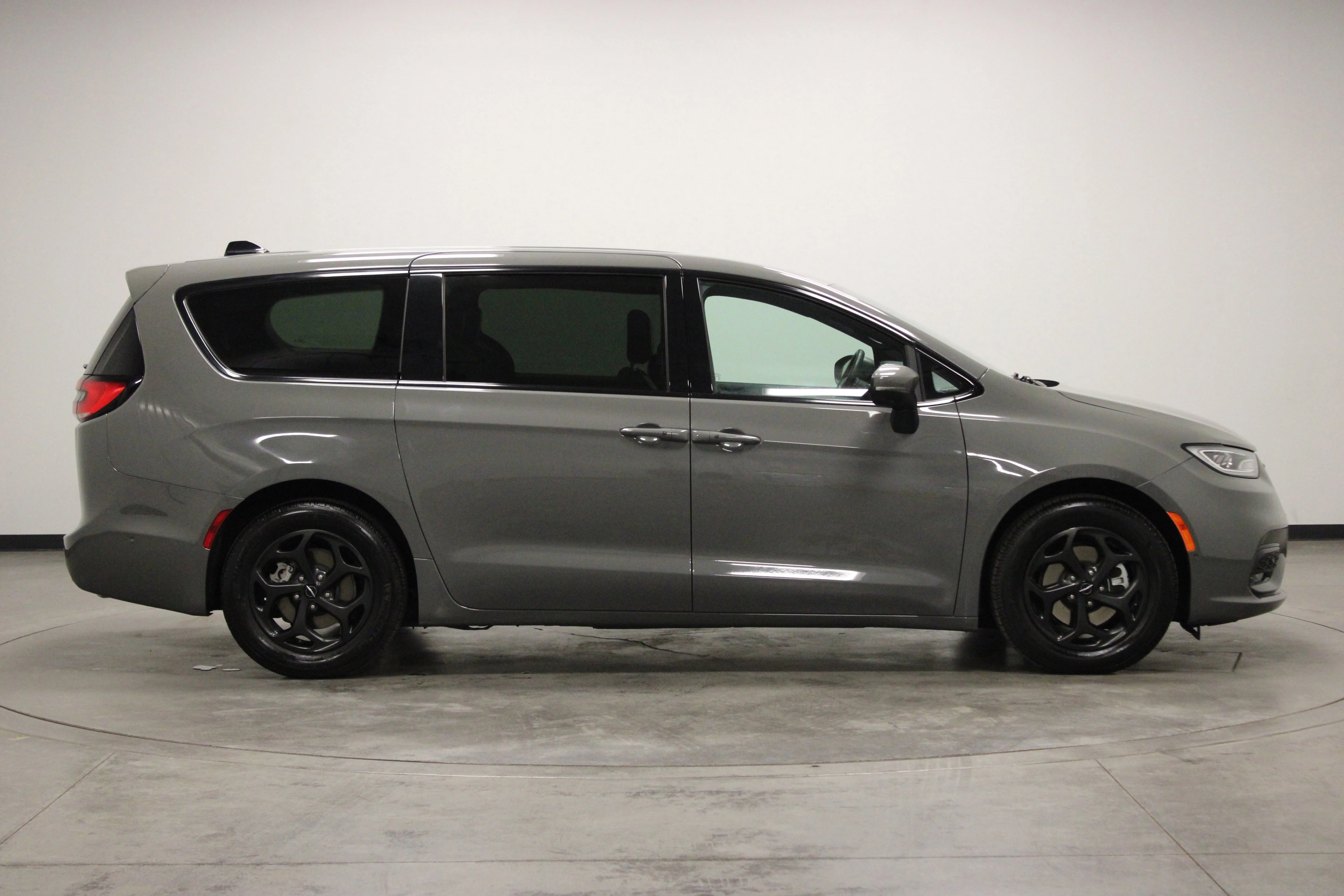 Used 2023 Ceramic Gray Clearcoat Chrysler Touring L image 9