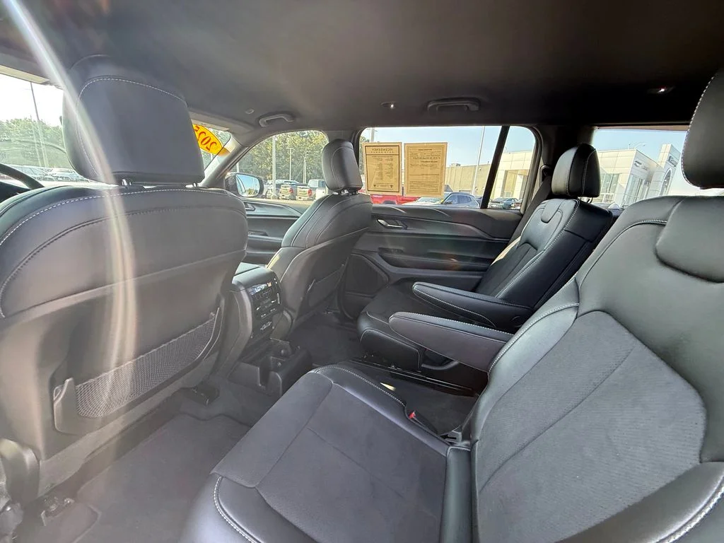 Used 2025 White Jeep Altitude image 23