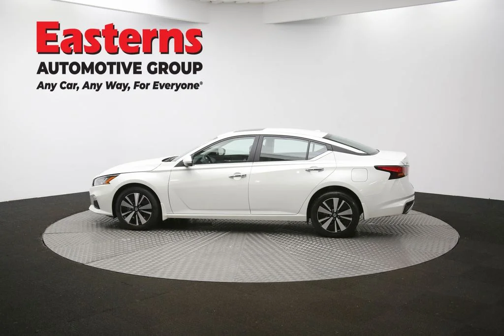 Used 2022 White Nissan 2.5 SV image 60