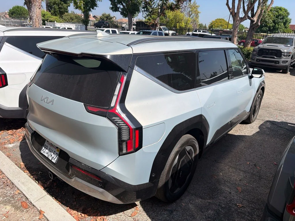 Used 2024 White Kia Land image 4